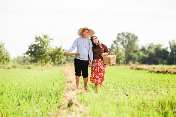 Filipino prenup couple standing close