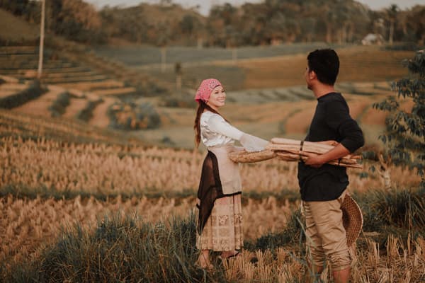 Filipino prenup couple smiling together